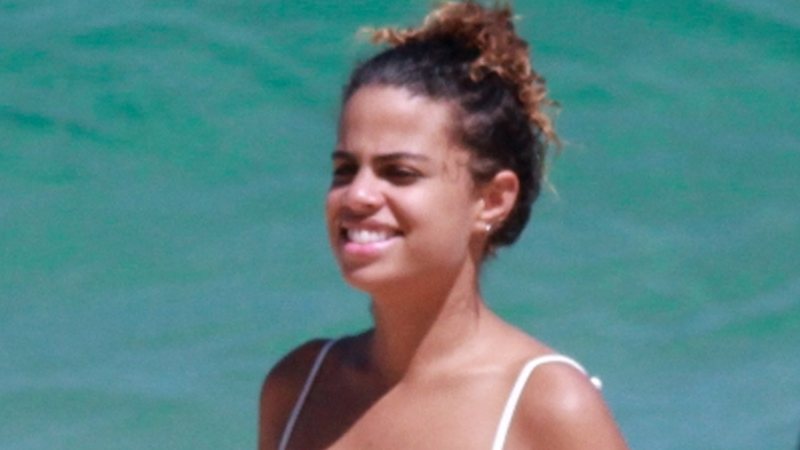 Neta de Chico Buarque e filha de Carlinhos Brown, Clara Buarque desfila corpão na praia - AgNews