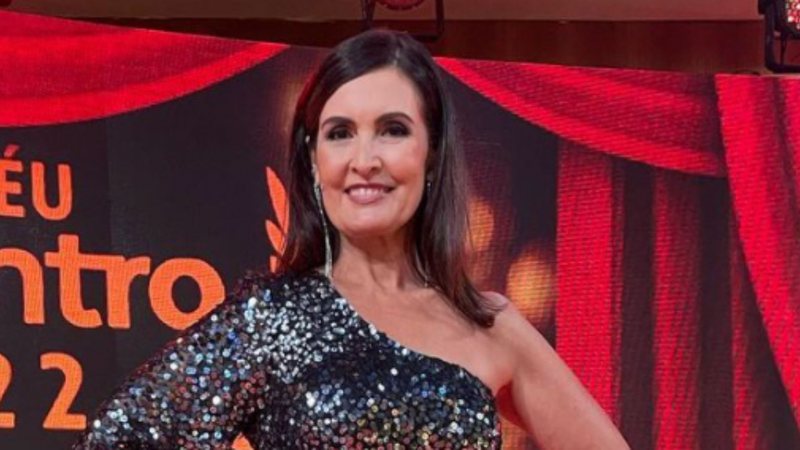 Fátima Bernardes surge com look de gala e cinturinha finíssima rouba a cena: "Um luxo" - Reprodução/TV Globo