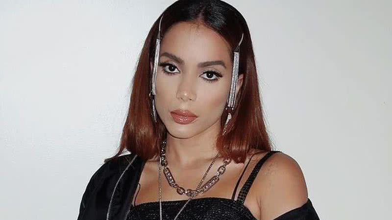 Anitta posa com look grifado e exibe tanquinho - Reprodução/Instagram