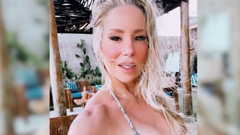 Danielle Winits ostenta barriguinha chapada em raro clique de biquíni aos 47 anos - Reprodução / Instagram