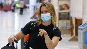 Fernanda Gentil faz pose com o filho em aeroporto - AgNews/Victor Chapetta