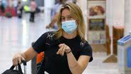 Fernanda Gentil faz pose com o filho em aeroporto - AgNews/Victor Chapetta