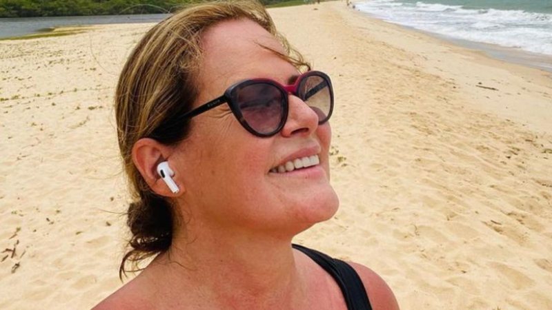 Aos 56 anos, Renata Ceribelli dá show de jovialidade ao posar de biquíni: "Era tudo o que eu queria" - Reprodução/Instagram