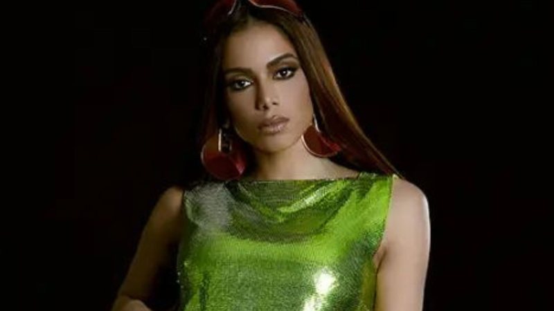 Sem calcinha, Anitta deixa virilha à mostra em minissaia fendada: "Gostosa" - Reprodução/Instagram