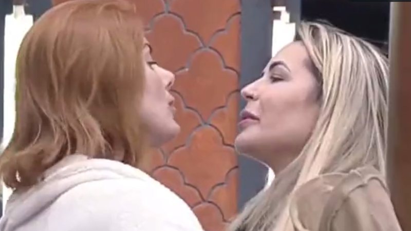 A Fazenda: Deolane e Deborah protagonizam barraco com beijo na boca e ameaça - Reprodução/Record TV