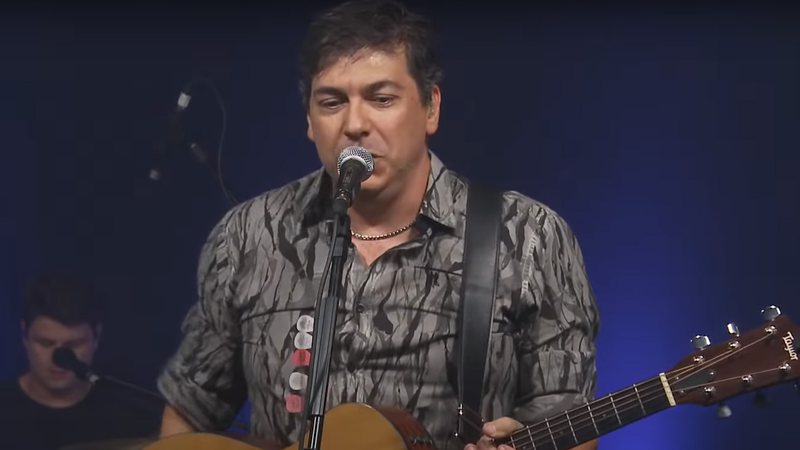 Aos 45 anos, cantor Sérgio Missão morre após sofrer mal súbito em cima do palco - Reprodução/YouTube