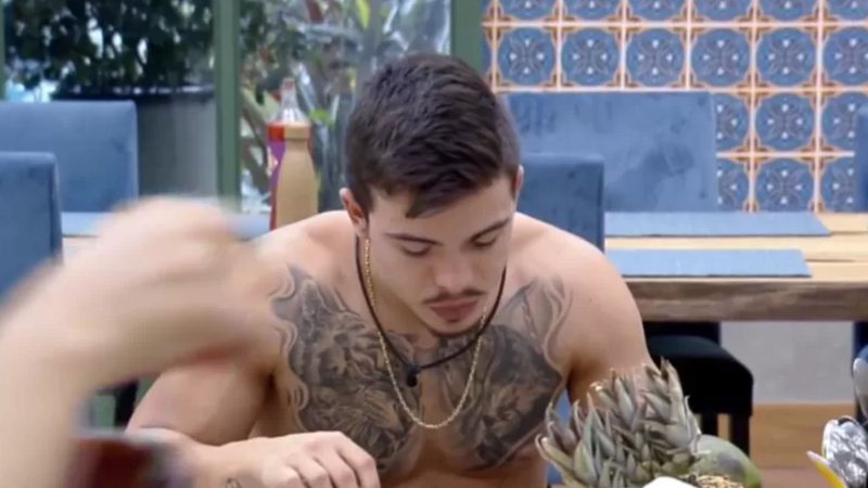 Thomaz Costa disse estar suspeitando de ter contraído covid-19 em A Fazenda 14 - Reprodução/RecordTV