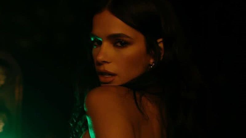 Bruna Marquezine aparece só de sutiã na rua - Reprodução/Instagram/João Viegas