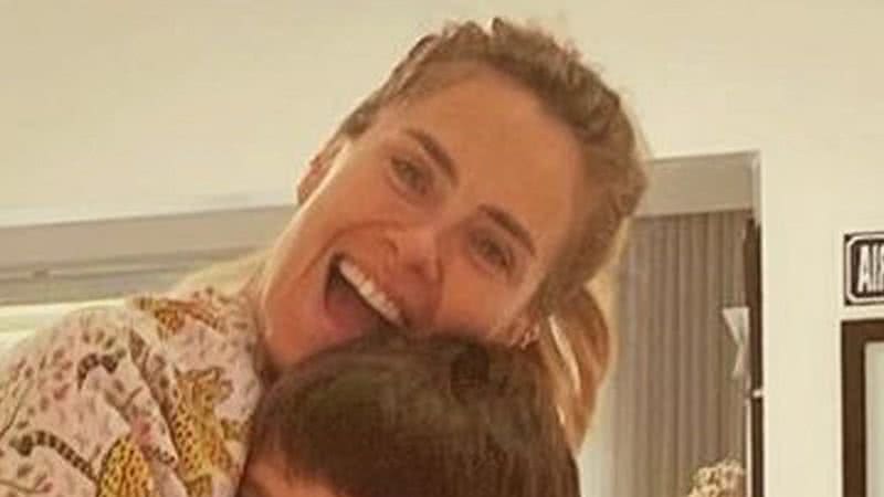 Carolina Dieckmann posa em clique raríssimo sendo carregada por filho de 14 anos - Reprodução/Instagram