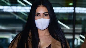 Simaria chama atenção com look chiquérrimo no aeroporto - AgNews/Leo Franco