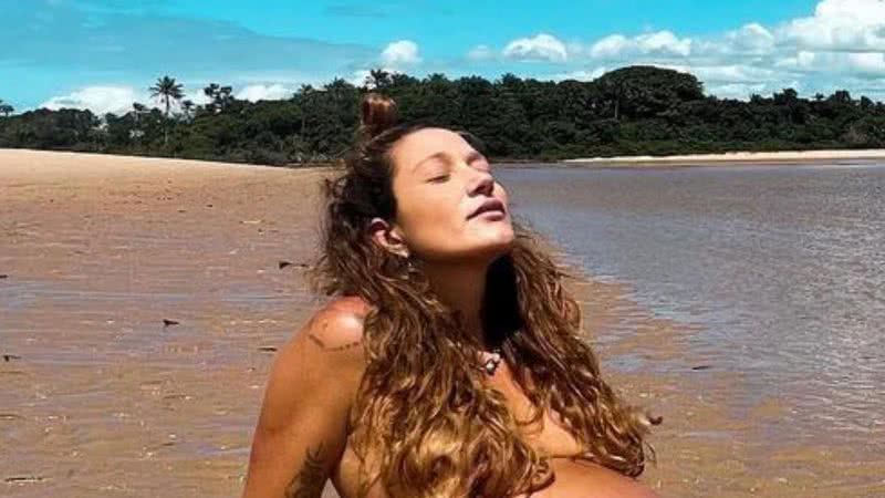 Grávida, Gabriela Pugliesi ostenta barrigão no limite e faz topless na praia: "Deusa" - Reprodução/Instagram