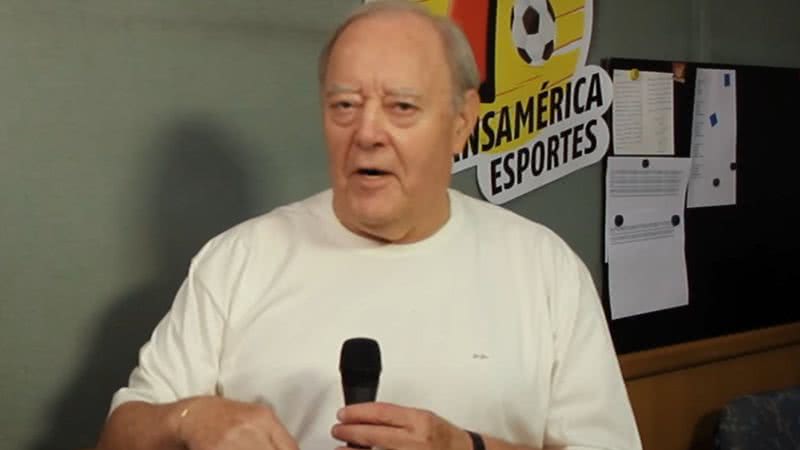 Faleceu o jornalista Roberto Carmona, aos 86 anos, neste domingo (04) - Reprodução/YouTube