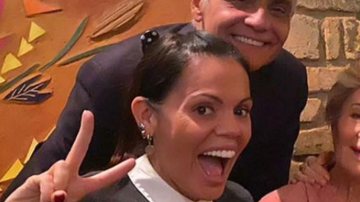 Gloria Menezes surge esboçando um sorriso em foto ao lado da família: "O amor realmente cura" - Reprodução/Instagram