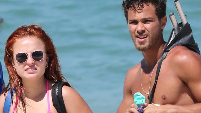 Larissa Manoela e André Luiz Frambach trocam beijos e carícias na praia - AgNews