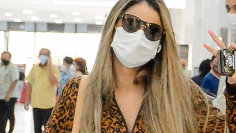 Lexa mostra pernões ao desembarcar no Rio de Janeiro - AgNews/Webert Belicio