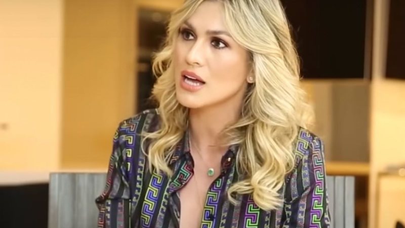 Lívia Andrade se mostra abalada em entrevista e faz alerta: "Eu corro risco de vida" - Reprodução/Youtube