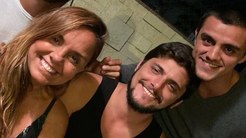 Vovó babona, mãe de Bruno Gissoni e Felipe Simas encanta web ao posar com netinhas: "Minhas pituquinhas" - Reprodução/Instagram