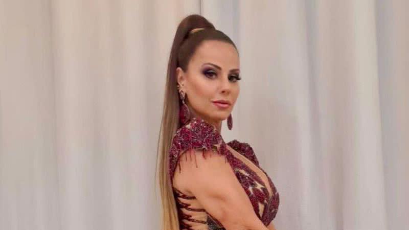 Viviane Araújo ostenta pernas torneadas ao eleger look curtíssimo para compromisso: “Única e insubstituível” - Reprodução/Instagram