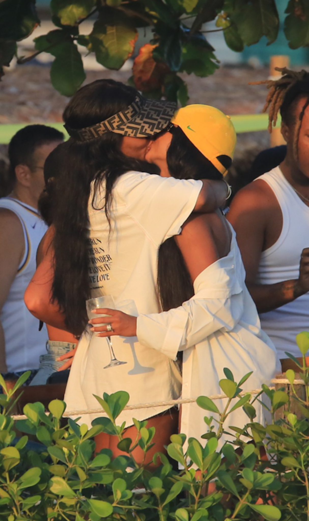 Ludmilla na praia com a esposa