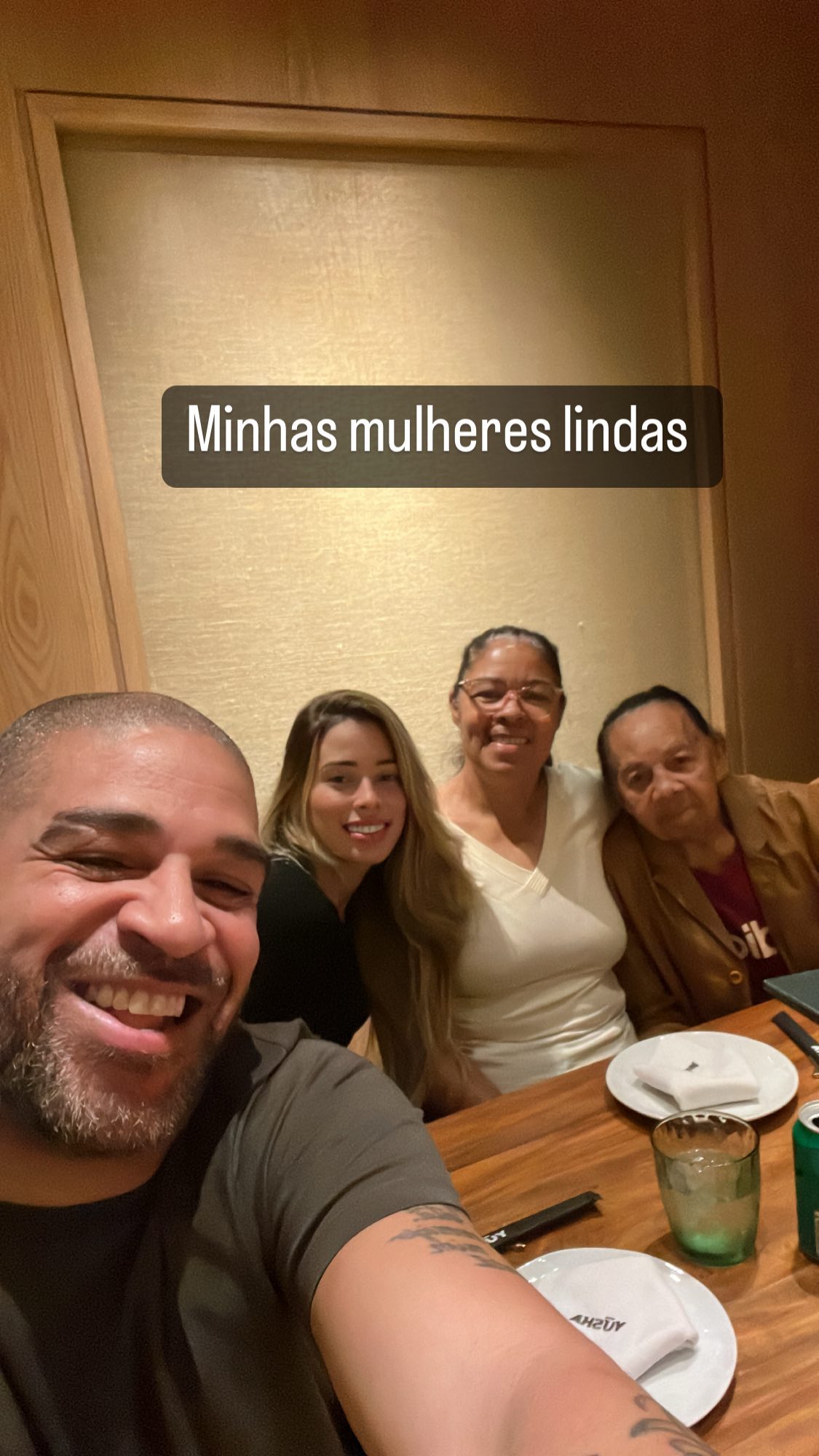 Adriano Imperador posa com mãe, avó e Micaela Mesquita em um jantar de comemoração