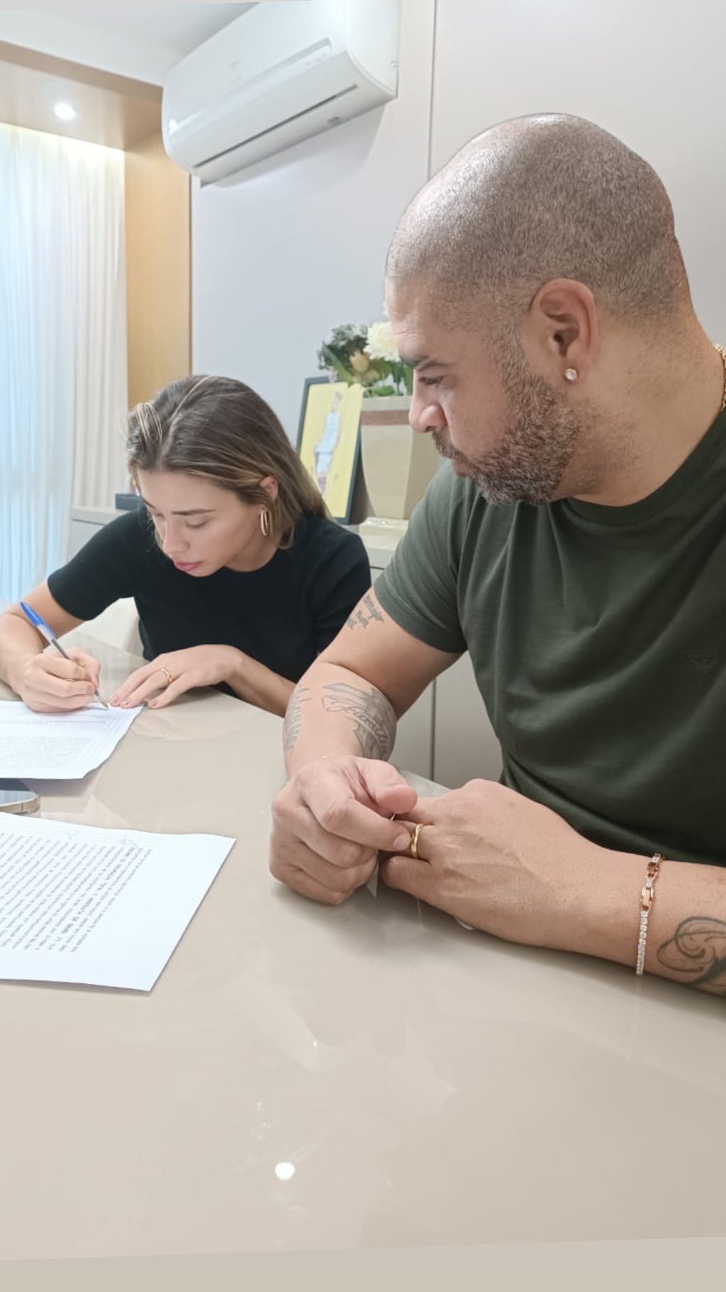 Micaela Mesquita aparece assinando os papéis de casamento ao lado de Adriano Imperador