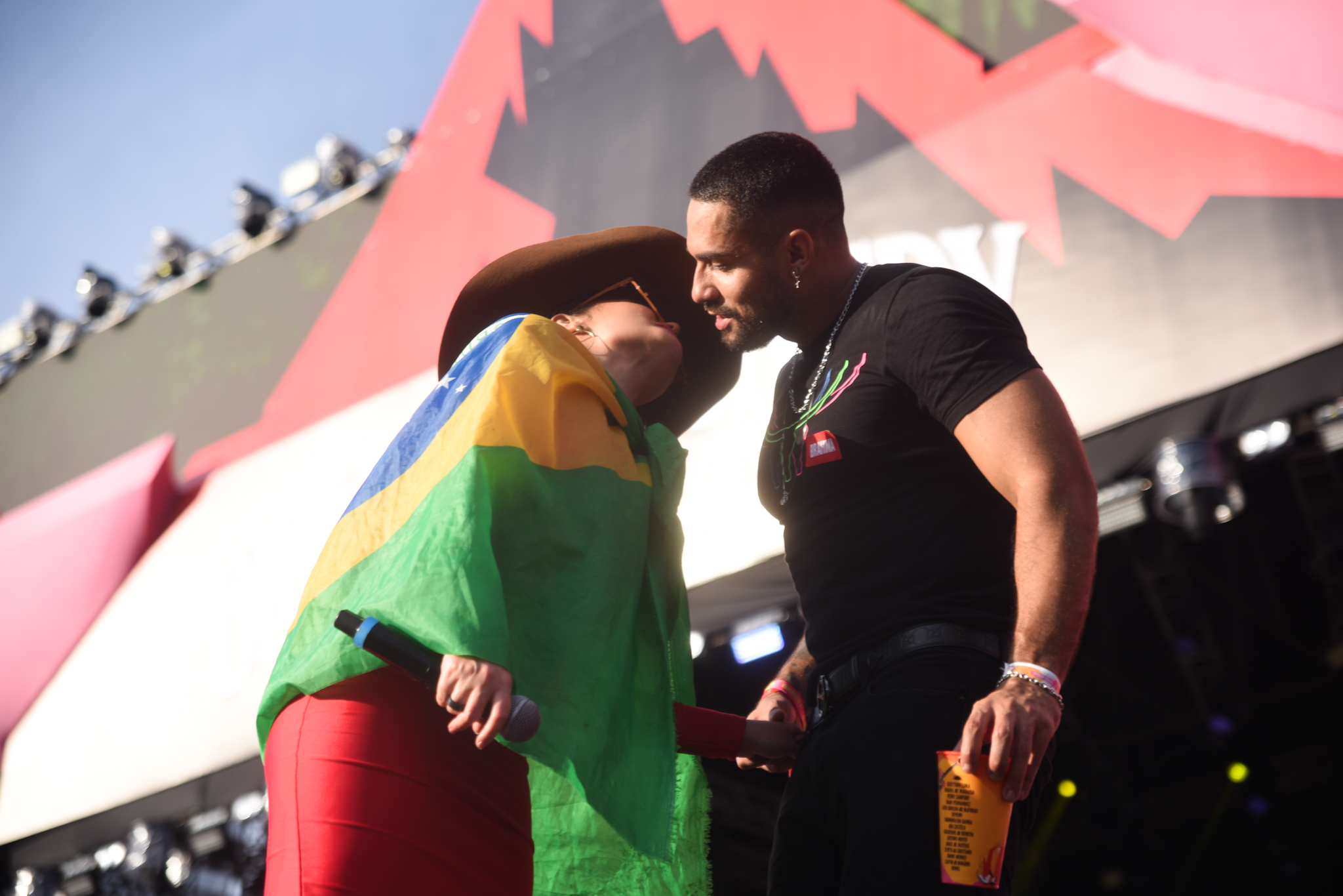 Foto de Bil Araújo e Maraisa se beijando