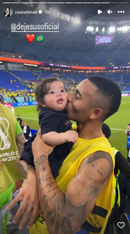 Após boatos de crise, Gabriel Jesus celebra vitória do Brasil ao lado da namorada e da filha