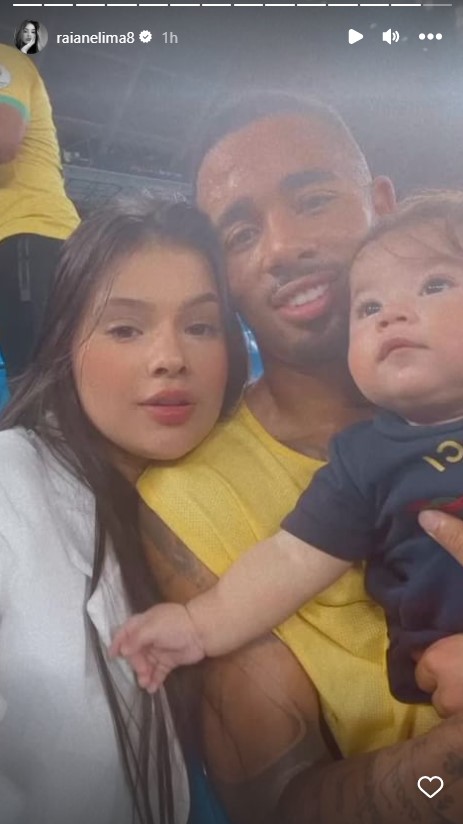 Após boatos de crise, Gabriel Jesus celebra vitória do Brasil ao lado da namorada e da filha