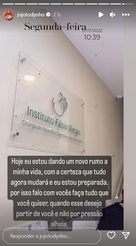 Jojo Todynho fotografa placa da clínica em que se prepara para fazer cirurgia bariátrica