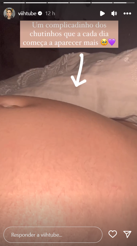 Viih Tube gravando a própria barriga enquanto a filha chuta