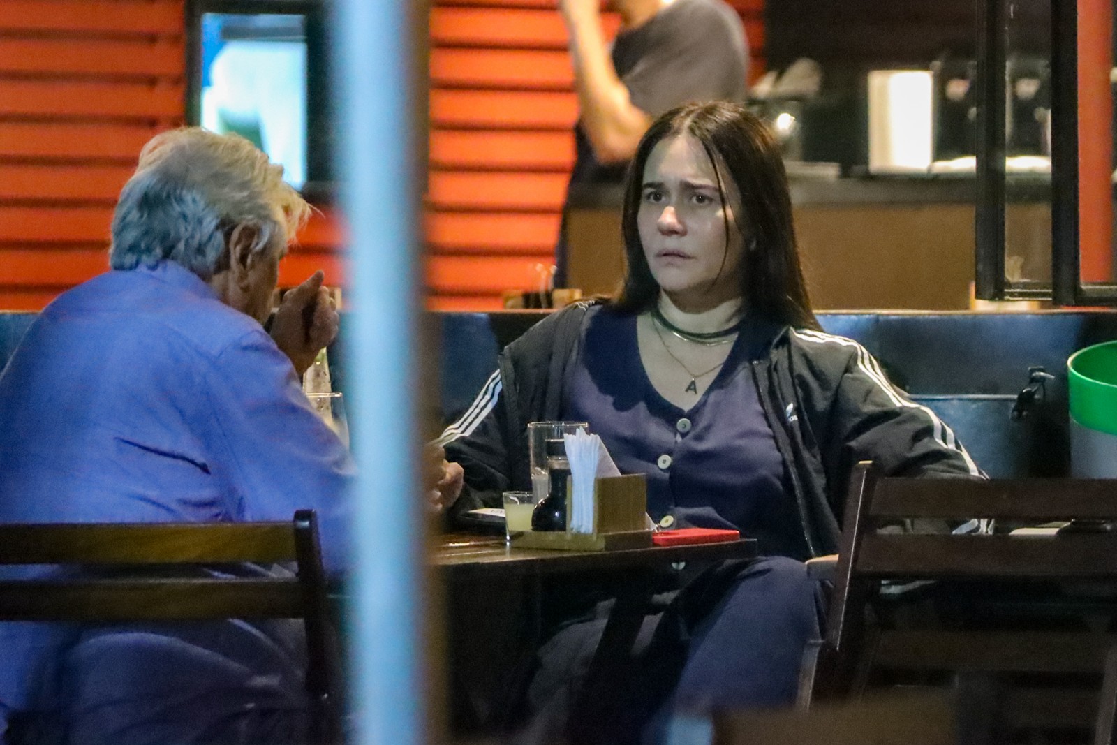 Alessandra Negrini em restaurante