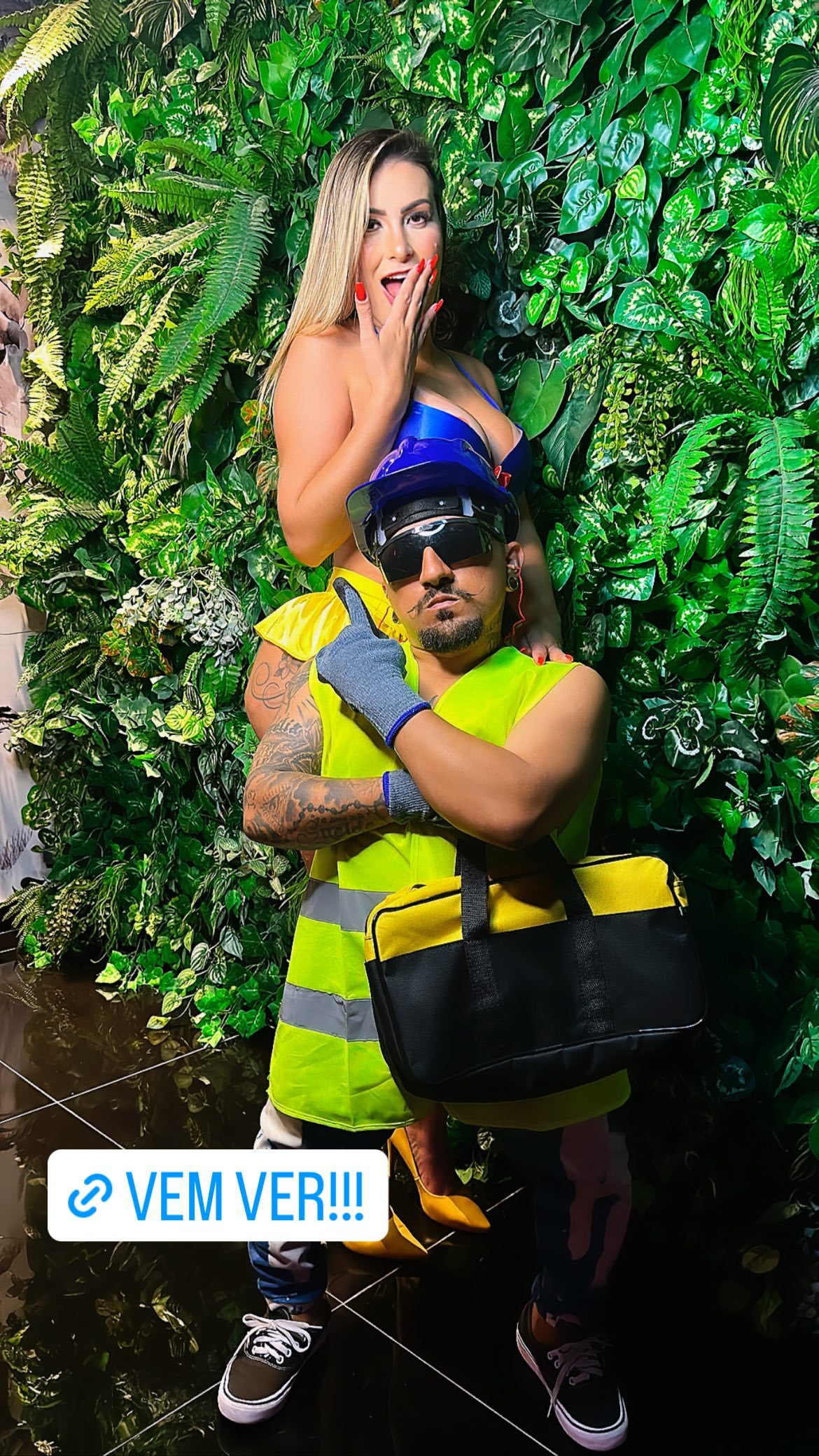 Andressa Urach exibe foto dos bastidores de filme adulto com anão: 