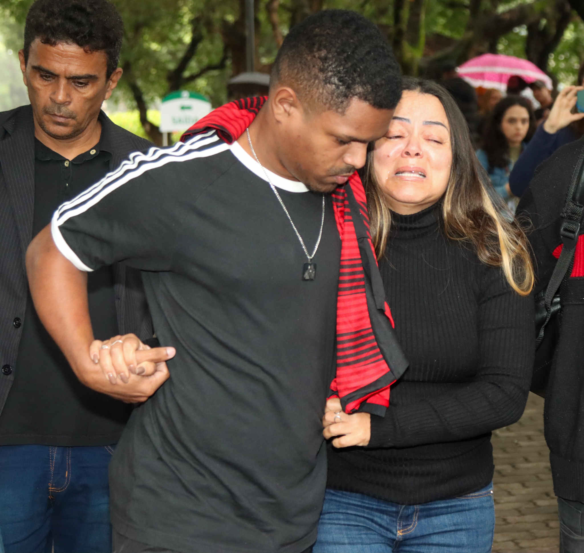 Abalada, ex-mulher de MC Marcinho vai aos prantos durante velório do funkeiro