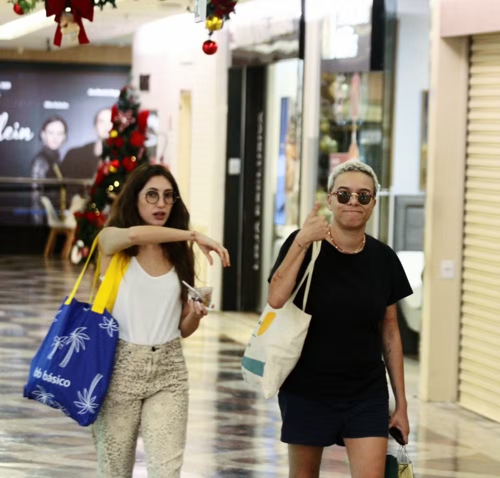 Mães de primeira viagem, Maria Gadú passeia com a noiva em shopping de luxo