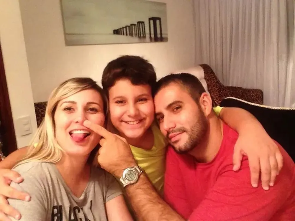 Andressa Urach com o filho e o ex-marido