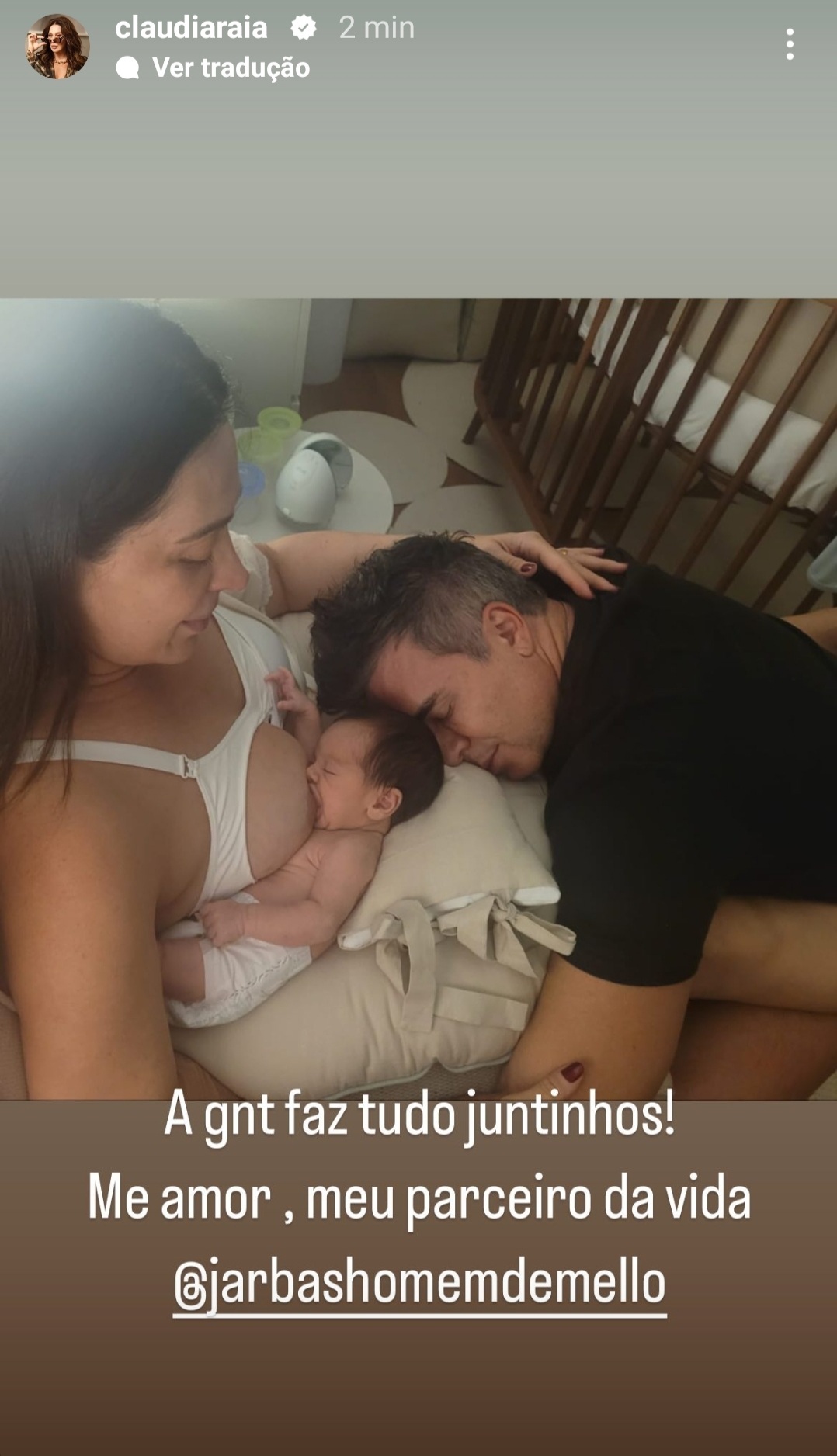 Claudia Raia amamenta filho