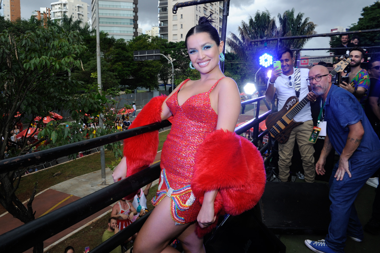 Em vestido apertado, Juliette Freire sensualiza com bojo de cone em bloquinho de Carnaval. Eduardo Martins / Agnews