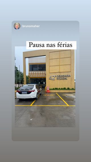 Foto do advogado de Solange em frente a delegacia. Na foto aparece a fachada do posto policial e uma viatura de polícia