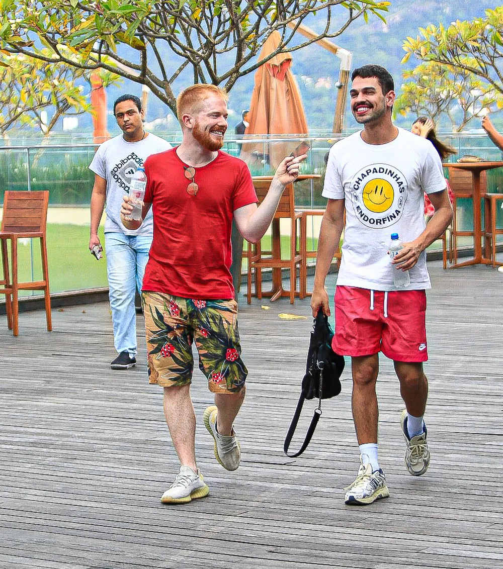 Manoel curte dia com marido em shopping do Rio