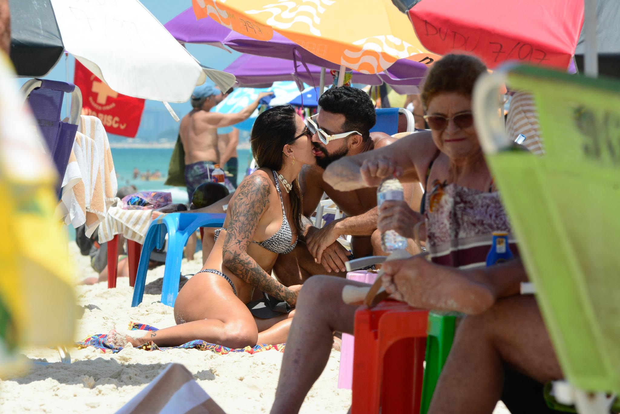 Dennis DJ se pegando na praia