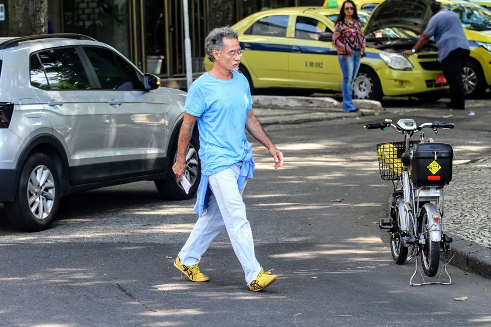 Ator da Globo, Chico Díaz pega ônibus com povão no Rio de Janeiro