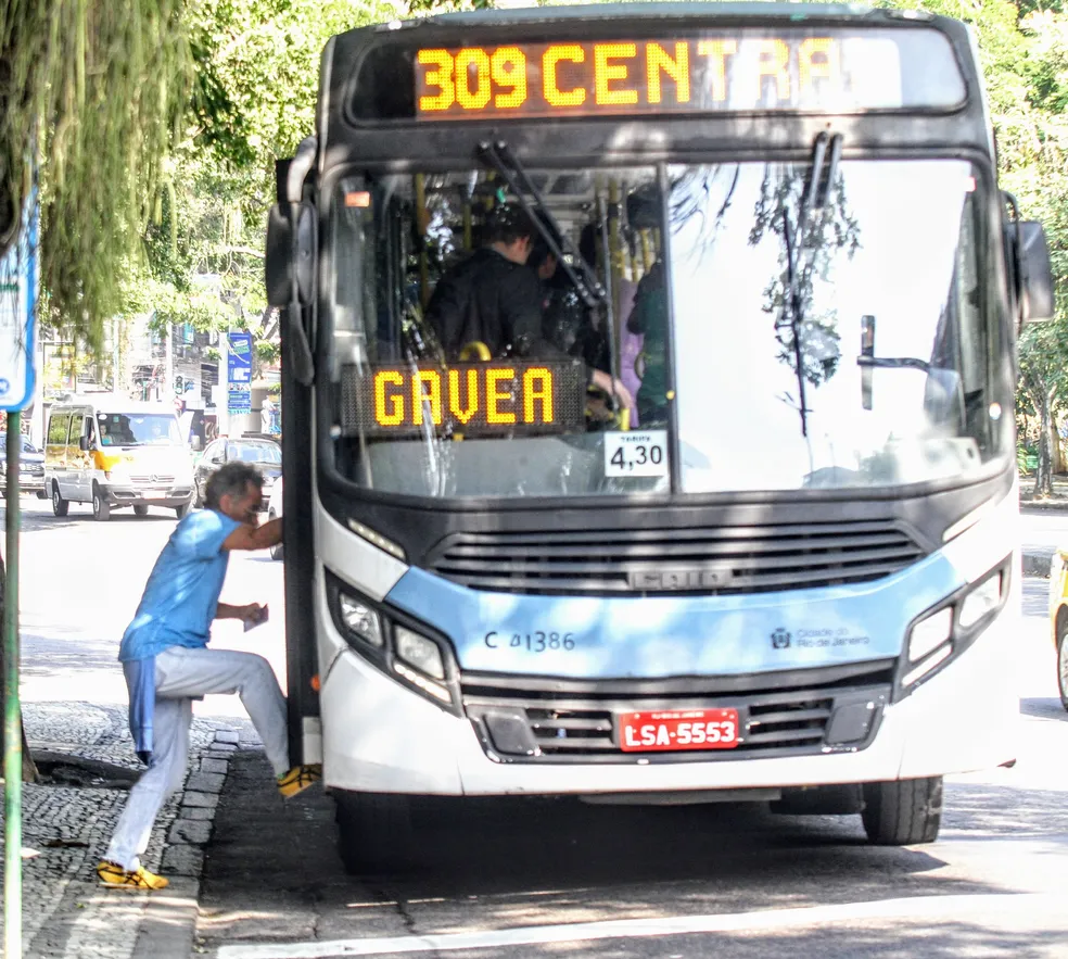 Ator da Globo, Chico Díaz pega ônibus com povão no Rio de Janeiro