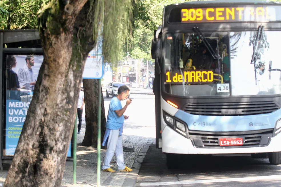 Ator da Globo, Chico Díaz pega ônibus com povão no Rio de Janeiro