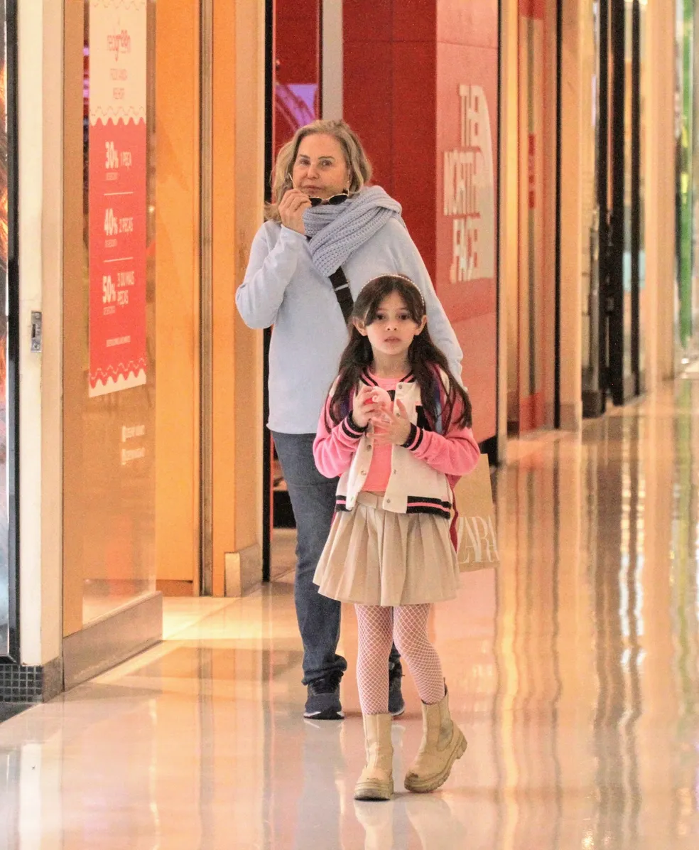 Pepita Rodriguez passeia com neta