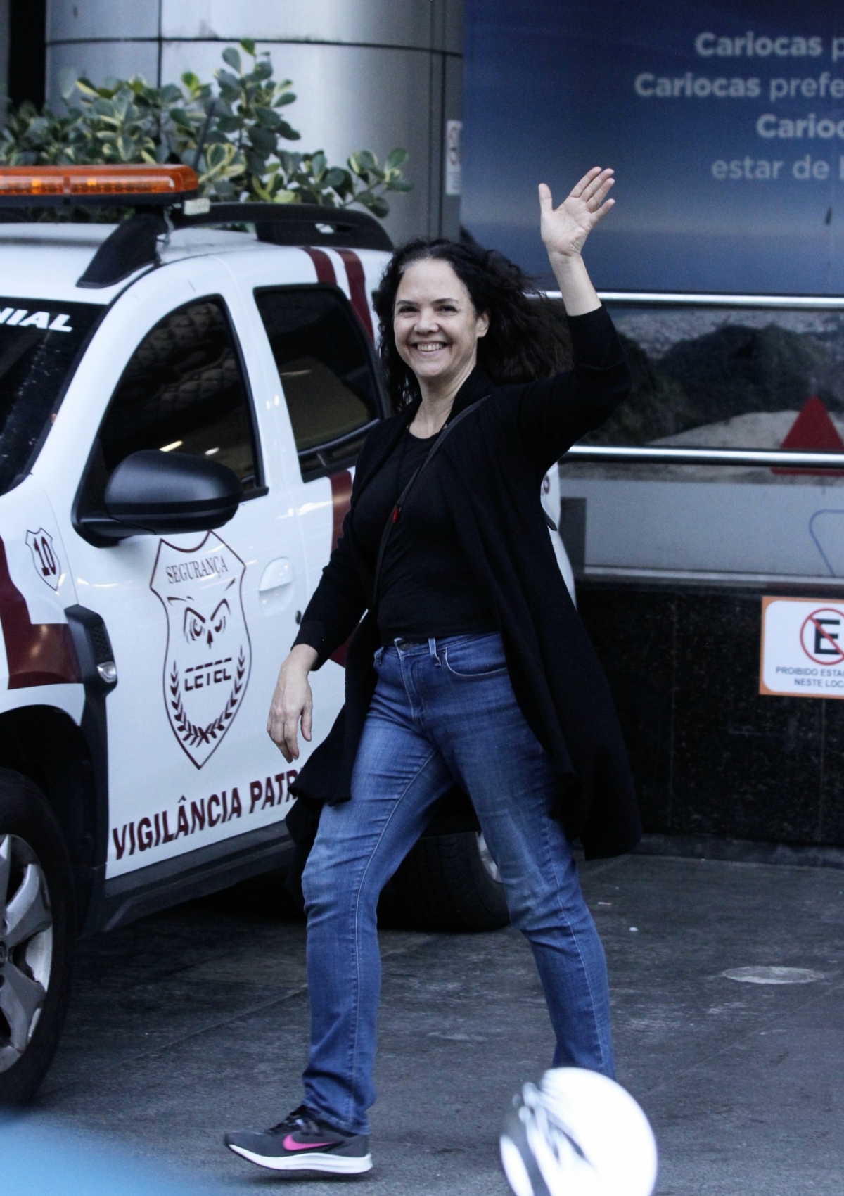 O tempo voa! Eterna Cigana Dara, Tereza Seiblitz é vista passeando no Rio