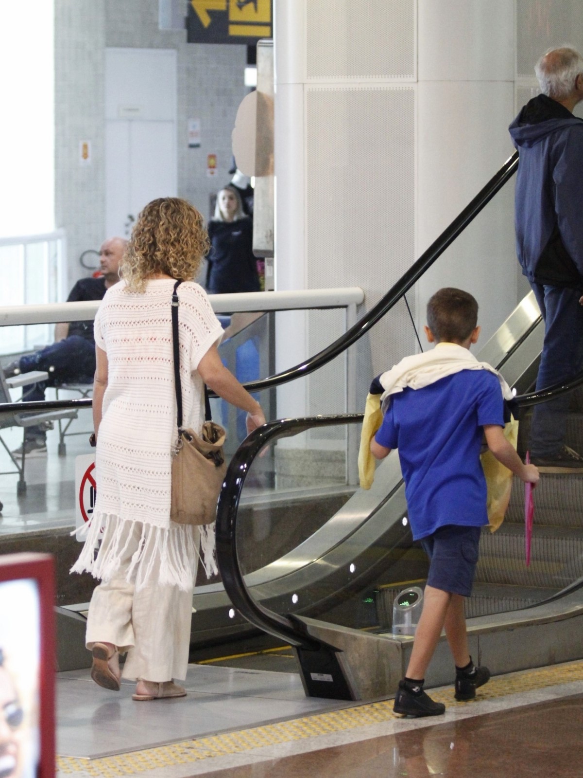 Bárbara Borges surge radiante em aeroporto