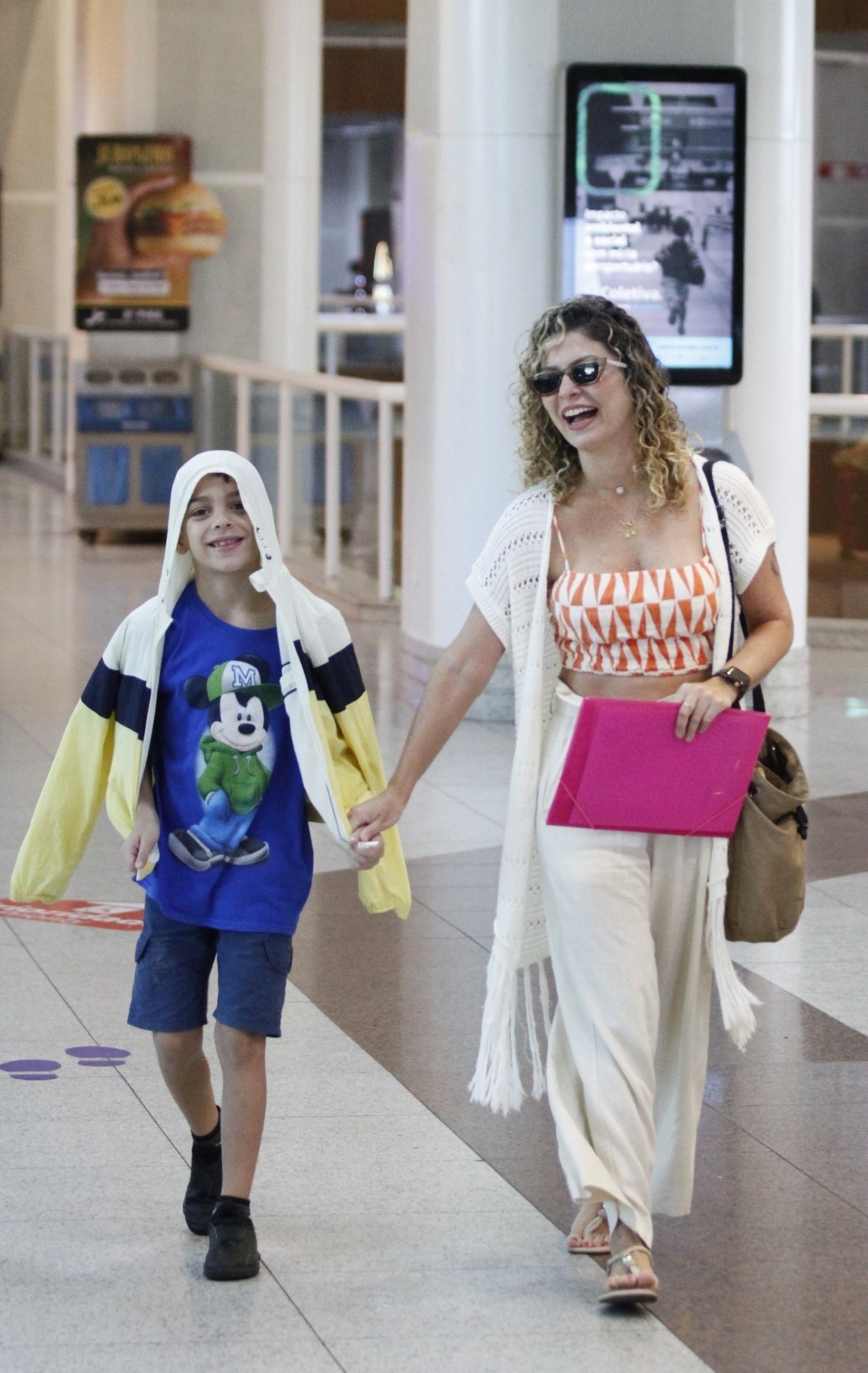 Bárbara Borges surge radiante em aeroporto