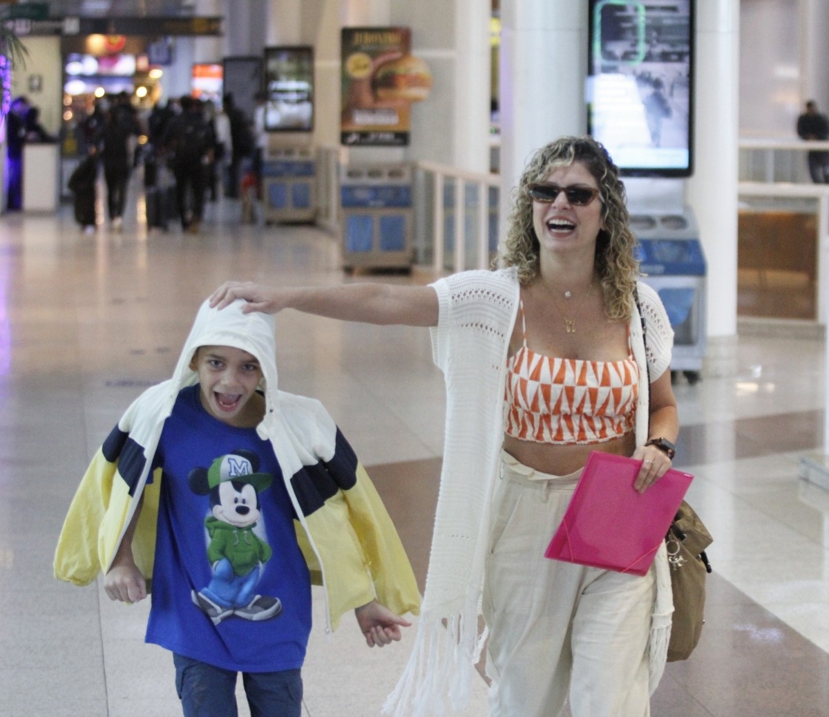 Bárbara Borges surge radiante em aeroporto 