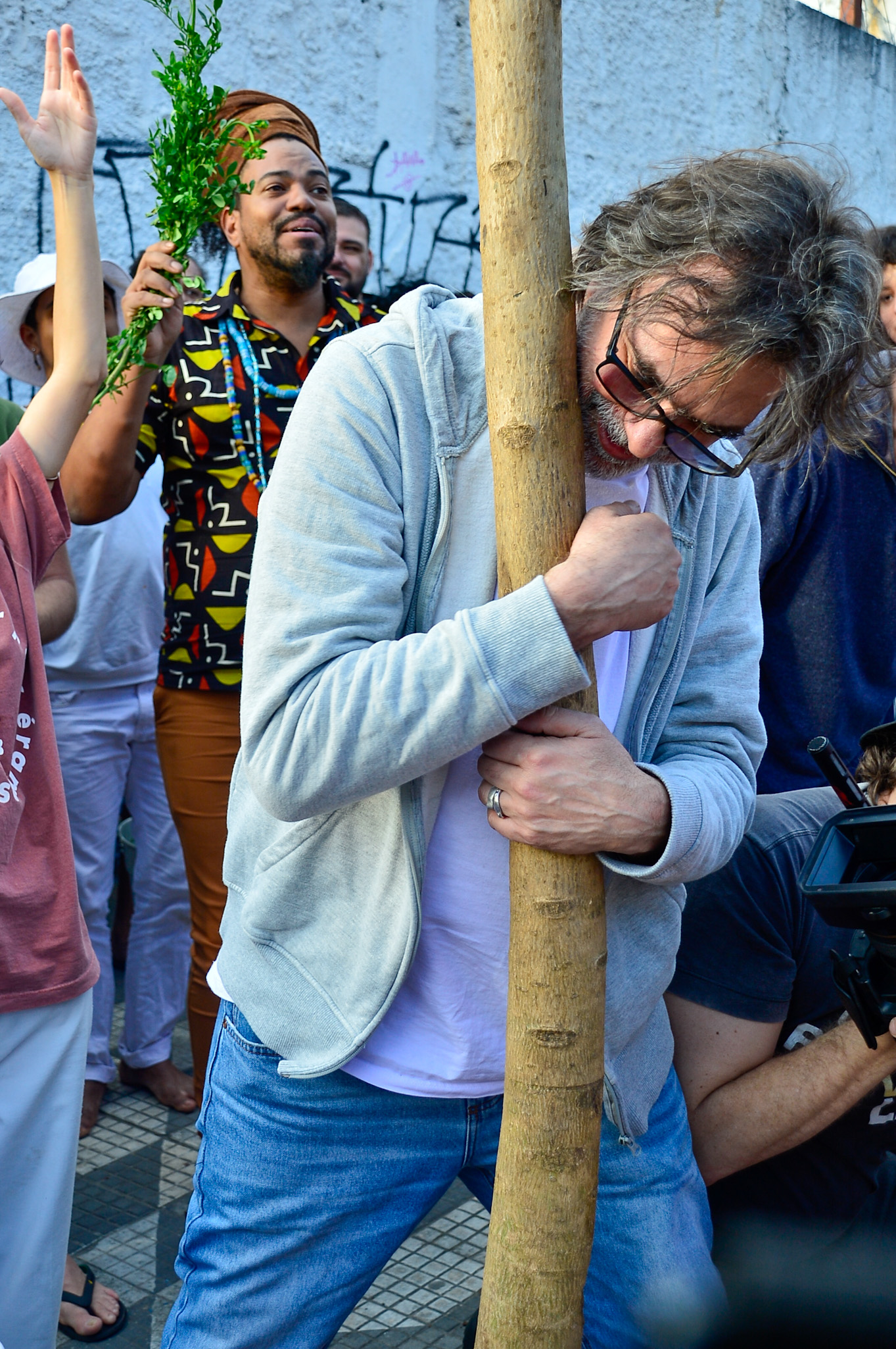 Viúvo de Zé Celso, Marcelo Drummond planta árvore