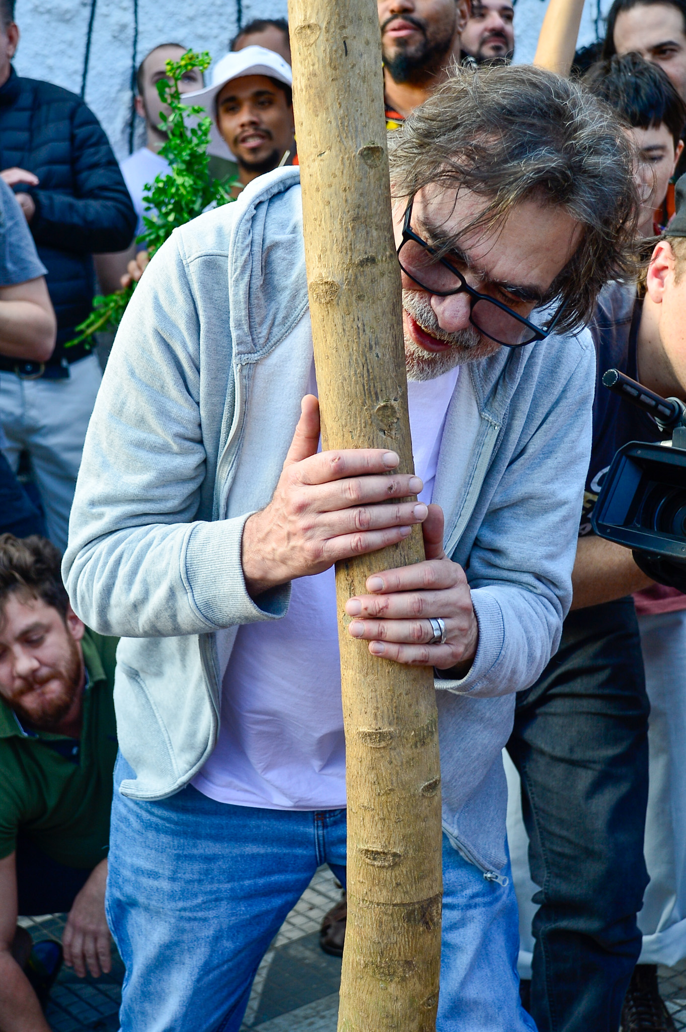 Viúvo de Zé Celso, Marcelo Drummond planta árvore